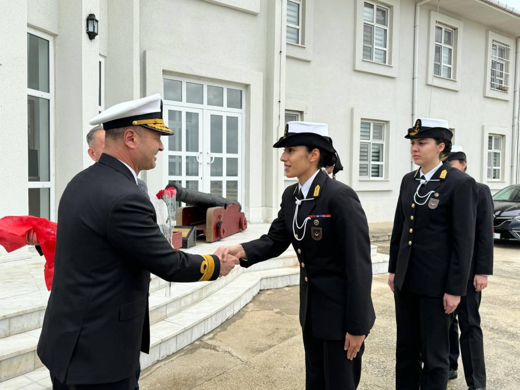 İlk kadın amirali Gökçen Fırat Deniz Harp Okulu öğrencileriyle TCG Nusret'te buluştu 26